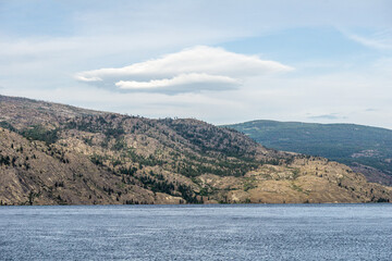 Obraz premium Okanagan lake view at summer time with blue sky british columbia canada