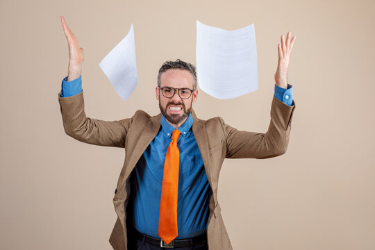 Retrato Hombre de negocios maestro desesperado enojado rega&ntilde;o molesto serio