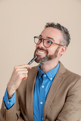 ejecutivo hombre latino mexicano joven trabajando escribiendo formal negocio trato