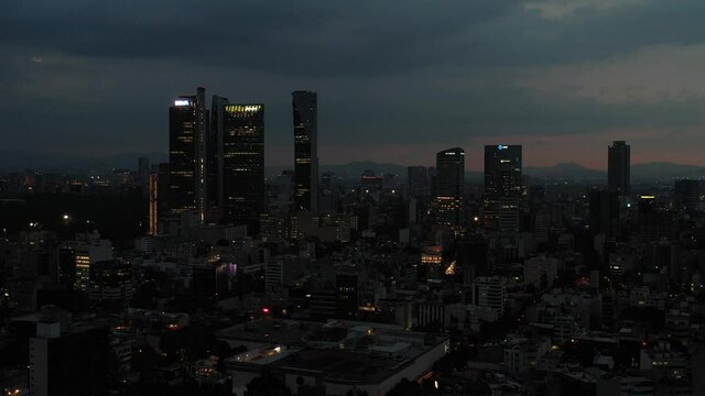 Vista a&eacute;rea panor&aacute;mica del skyline del Paseo de la Reforma durante el atardecer.