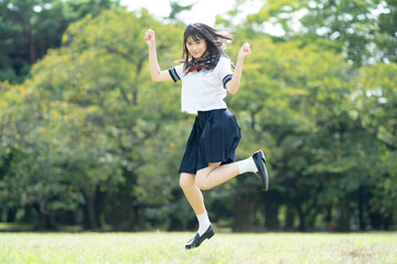 ジャンプする女子高生