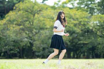 ジャンプする女子高生