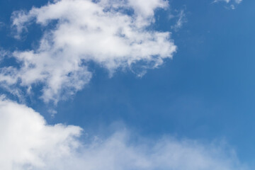 Obraz premium Background with light blue sky and white clouds