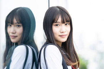 真顔の女子高生