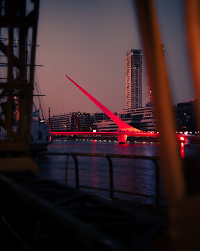 Puente De La Mujer Iluminado En Rojo - Buenos Aires