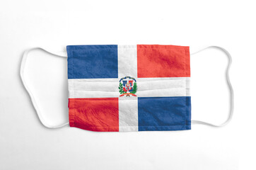Mascarilla con la bandera de República Dominicana impresa, sobre fondo blanco, aislado.
