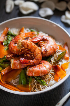 Rice noodles with prawns and mixed vegetables