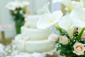 Obraz na płótnie Canvas wedding cake and flowers