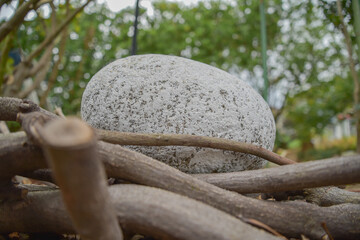 恐竜の卵に見立てた石