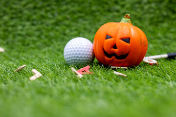 Naklejka premium Golf ball with ghost and pumpkin for Halloween Day 