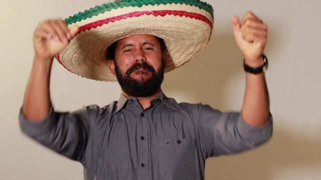 Joven Mexicano gritando con alegr&iacute;a por independencia de M&eacute;xico con sombrero