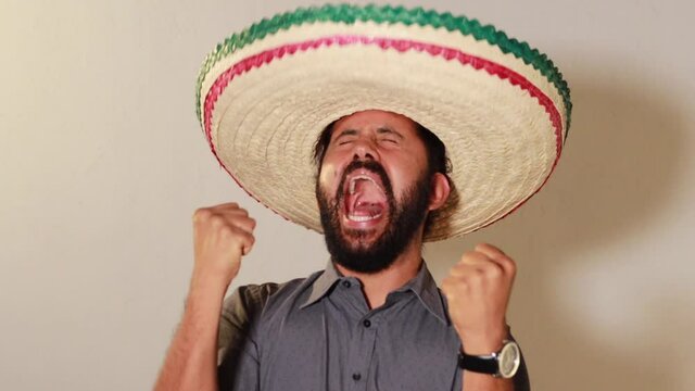 Joven Mexicano gritando con alegr&iacute;a por independencia de M&eacute;xico con sombrero