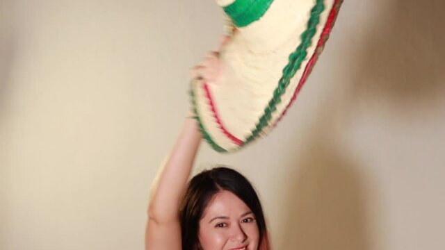 Joven mujer mexicana gritando emocionada por dia de la independencia de mexico viva con sombrero