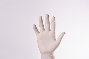 Mano de hombre con guantes de látex blanco en fondo blanco 