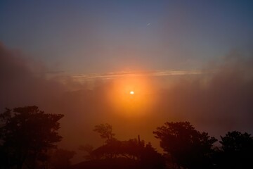 Fototapeta na wymiar 日出ヶ岳で見た雲海に包まれた幻想的な夕焼け情景＠大台ヶ原山、奈良