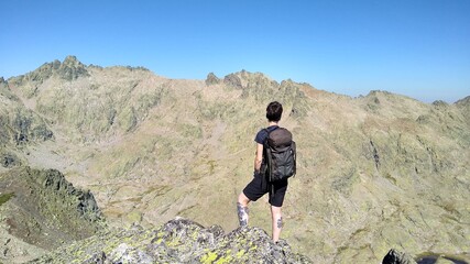 Fototapeta premium Mujer en la montaña