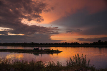 Sonnenuntergang am Rhein bei Rhinau im Elsass