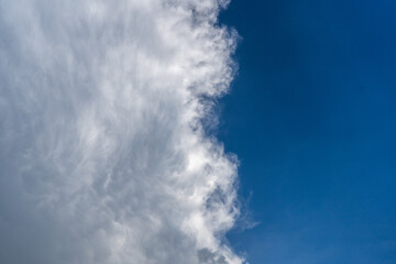 Obraz premium windly white cloud white dark blue sky