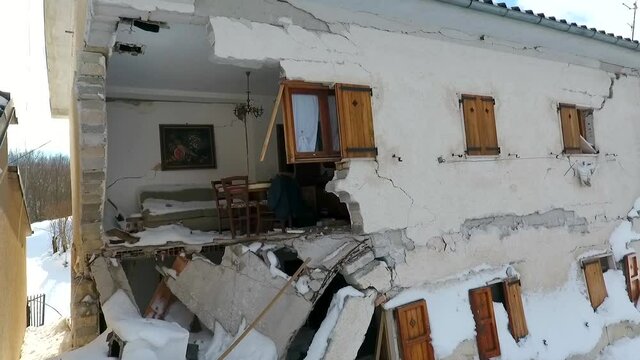 Amatrice sotto la neve distrutta dal terremoto. Centro Italia.