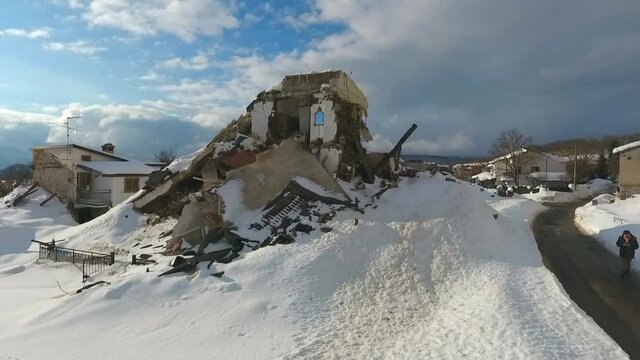 Amatrice sotto la neve distrutta dal terremoto. Centro Italia.