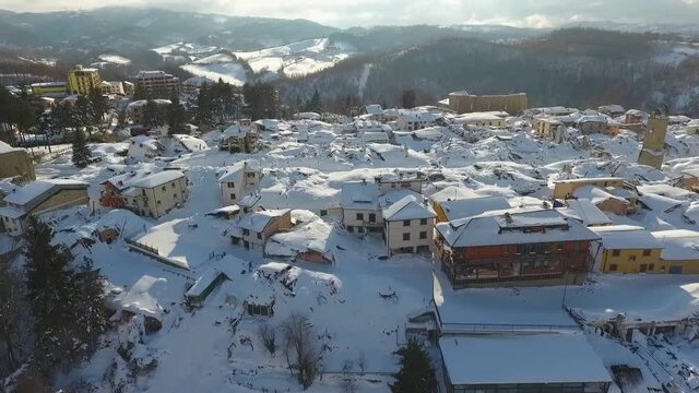 Amatrice sotto la neve distrutta dal terremoto. Centro Italia.