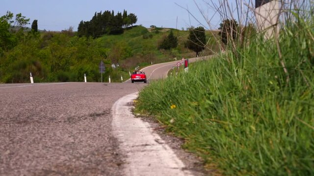 passaggio di auto d'epoca in Val d'Orcia, Toscana, Italia