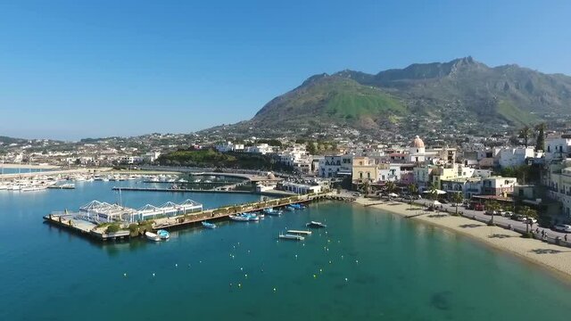 il porto di Forio di Ischia ripreso da drone. Golfo di Napoli, Mar Mediterraneo, Italia - the port of Forio di Ischia taken by drone. Gulf of Naples, Mediterranean Sea, Italy.