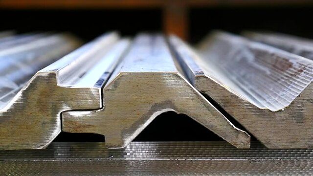 BARRE DI ACCIAIO PRONTI PER LA LAVORAZIONE