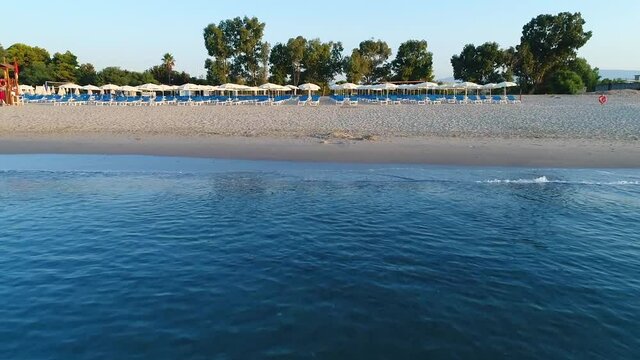 RIPRESA AEREA CON DRONE A BASSA QUOTA SU SPIAGGIA ATTREZZATA