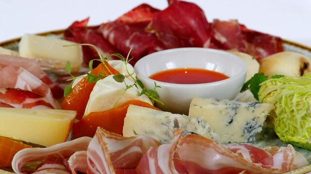 PIATTO DI SALUMI E FORMAGGI