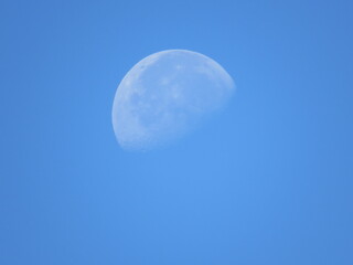 Mondschein bei Tag, bei strahlend blauem Himmel