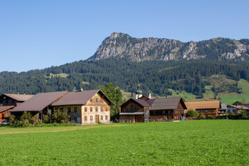 Holzhaus in Tirol mit Bergpanorama