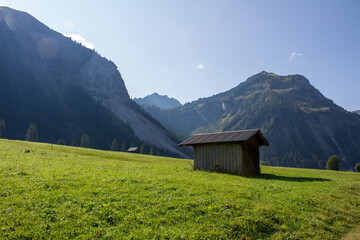 Fototapeta na wymiar Landschaft Bergidyll Tirol Scheun