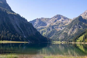 Fototapeta na wymiar Vilsalpsee Alpen Spiegelung Tannheimer Tal 