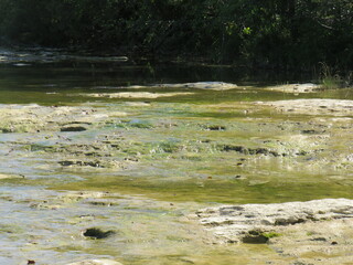 Flussbett mit einem kleinen Fluss