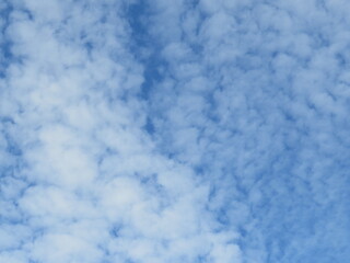 Schönwetterwolken mit blauem Himmel bei Sonnenschein
