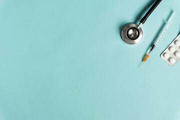Fototapeta na wymiar Medical background material and copy space. Stethoscope, syringe and medicine. 医療の背景素材とコピースペース。聴診器と注射器と薬 