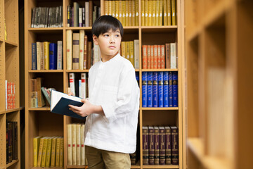 男の子 図書館