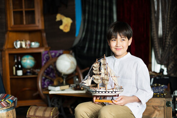 船の模型と男の子