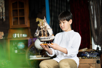 船の模型と男の子