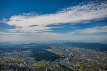 和歌山県紀の川市上空から船戸山から和歌山湾に向けて広がる街並みをパラグライダーで空撮
