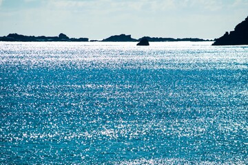 Fototapeta na wymiar キラキラと逆光で光る海は美しくもあります
