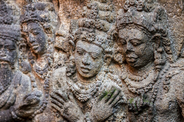 Hinduistische Reliefs an den Mauern der Tempelanlage Candi Prambanan auf Java