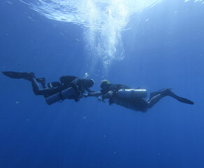 Buceadores de buceo tecnico buceando en tailandia