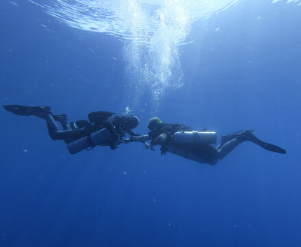 Buceadores de buceo tecnico buceando en tailandia
