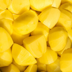 Draufsicht auf geschälte gelbliche Kartoffelstücke