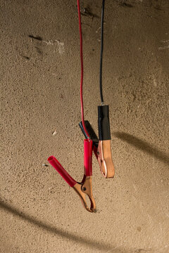 Jumper cable before a wall