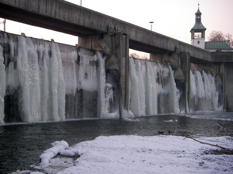 Hochablass, Augsburg, Wasser gefroren.