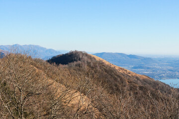 Bellissima vista panoramica dal sentiero che porta al monte Bollettone in Lombardia, viaggi e paesaggi in Italia