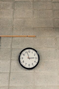 Analogue clock showing almost 3 o'clock